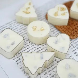 Candele profumate in cera di soja fatte a mano in varie forme con fiocchi dorati per casa.