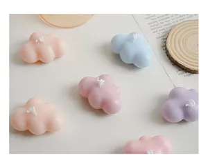 Pastelkleurige wolk geurkaarsen detailweergave, esthetische handgemaakte was ornamenten voor interieur.
