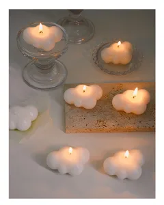 Detailopname van schattige wolk geurkaarsen brandend met warm gezellig kaarslicht voor thuis.