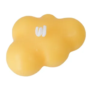 Handgemaakte gele wolkgeurkaars, creatieve aromatherapie-decoratie voor thuis als cadeau.
