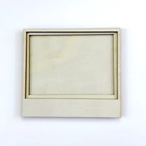 Détail de cadre Polaroid en bois, gros plan, pièce en bois artisanale DIY pour décoration.