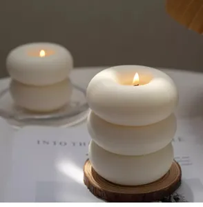 Vue de détail bougie parfumée donut blanche empilée, décoration d'intérieur artistique et cosy.