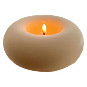 Bougie parfumee en forme de donut minimaliste pour la decoration interieure et ambiance cosy.
