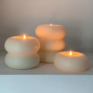 Ensemble de bougies parfumées en forme de donut pour décoration d'intérieur chaleureuse.