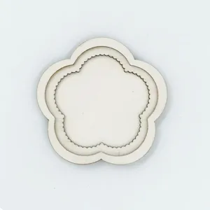 Piece de cadre de broderie en forme de fleur en bois accessoire DIY detail vue.