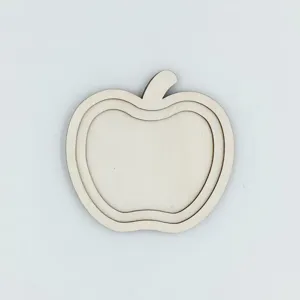 Vue détaillée d'une pièce en bois en forme de pomme pour projets DIY et loisirs créatifs.