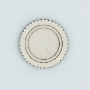 Gros plan detaille d'un cadre de broderie en bois rond avec un design de bord festonne.