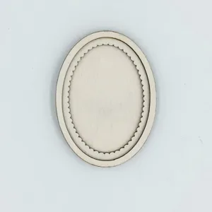 Vue de détail du cadre de broderie en bois ovale pour aimants de réfrigérateur et bricolage.