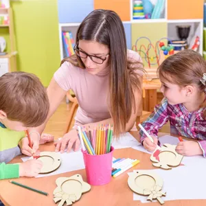 Pendentifs en bois non finis pour la peinture DIY et la décoration créative d'enfants.