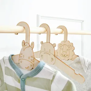 Grucce per vestiti da neonato in legno con simpatici animali, perfette per l'armadio.