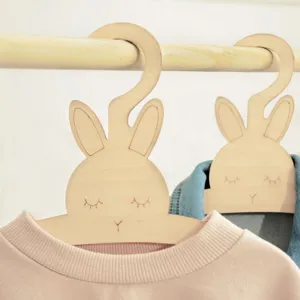 Appendiabiti neonato legno forma coniglio carino guardaroba bambini decorazione dettaglio.