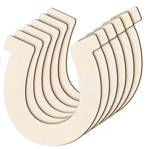 Formes de fer à cheval en bois brut pour bricolage, peinture et décorations suspendues.