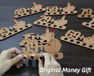 Letrero de regalo de dinero de cumpleaños de madera con números de edad y diseño divertido.