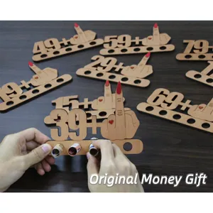 Soporte de regalo de dinero de cumpleaños de madera con números divertidos y ranuras.