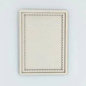 Pièce artisanale en bois brut avec cadre festonné pour broderie et aimants de frigo.