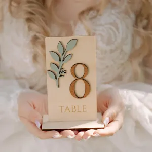 Numero de table en bois vert sauge 8 avec decor de feuilles pour reception de mariage