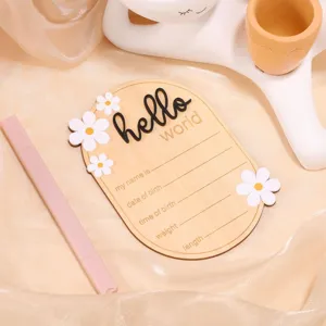 Targa annuncio nascita neonato in legno, insegna hello world bambina con decoro margherita.