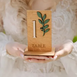 Panneau de numero de table en bois vert sauge decoration de reception de mariage deco