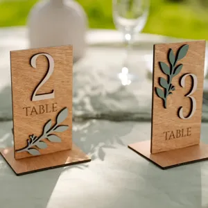 Numéros de table en bois vert sauge pour mariage, décoration de table rustique chic.