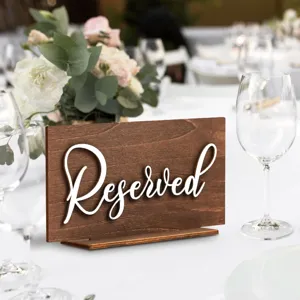 Letrero de boda reservado de madera con texto cursivo blanco para decoración de mesa