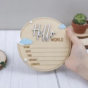Segno di annuncio di nascita di neonato in legno con bellissime stelle e decorazioni di nuvole.