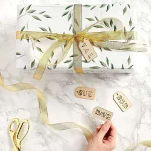 Étiquettes de bricolage en bois bruts tranches de bois poli naturel pour décoration de cadeaux.