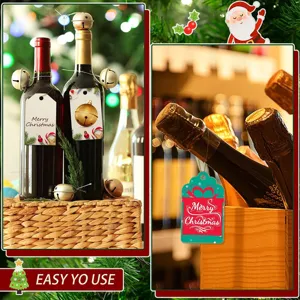 Étiquettes suspendues de bouteille de vin en bois de Noël et détails de cadeaux festifs.