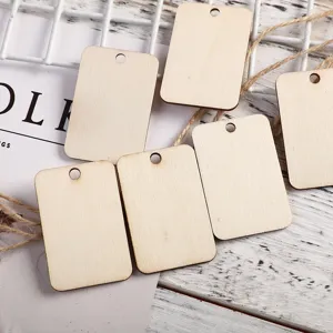 Étiquettes en bois vierges avec trous, tranches de bois naturel pour bricolage et peinture.