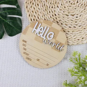 Targhetta nascita neonato in legno con scritta hello world e spazi per i dettagli del bebè.