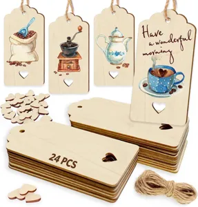 Nahaufnahme Detail von unfertigen Holzgeschenkanhängern mit Kaffee Aquarell und Juteschnur.