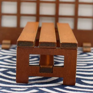 Mini Holzbank Dekoration ohne Lehne, süßes kreatives kleines Tischdeko Dekoaccessoire.