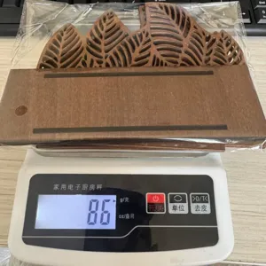 Wooden napkin holder detail close-up showing exact weight of 86g on kitchen scale.