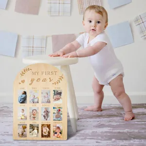 Dettaglio cornice foto pietra miliare in legno esposizione mesi primo anno bebe.