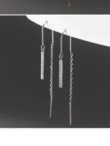 Gros plan détaillé des superbes boucles d'oreilles pendantes ornées de beaux strass.