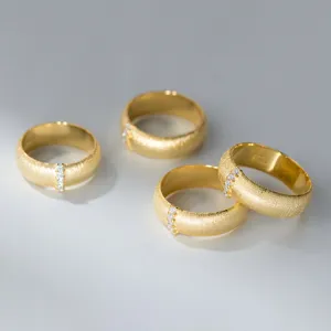 S925 Silber matt gebürsteter Ehering, Nahaufnahme des strukturierten Gold-Finish-Designs.