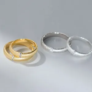 Detailaufnahme von S925 Sterlingsilber gebürsteten strukturierten Ringen mit feinem Glanz.