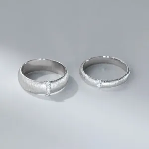 S925 Sterlingsilber Paarringe mit mattem gebürstetem Finish und minimalistischem Diamanten.