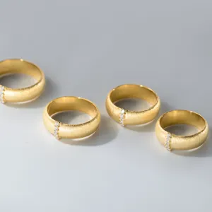 Details des italienischen Vintage gebürsteten Sterlingsilberrings mit zarten funkelnden Steinen.