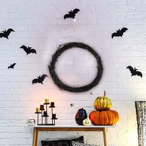 Detailaufnahme des Halloween-Zweigkranzes mit schwarzem Geäst an der Wand für gruselige Deko.