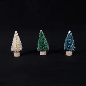 Set di alberi di Natale in miniatura con base in legno per decorazione natalizia.