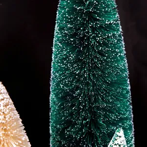 Primo piano di un mini albero di Natale in sisal floccato di neve per decorazioni.
