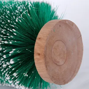 Mini albero di Natale con aghi di pino verdi e base in legno per decorazione da scrivania.
