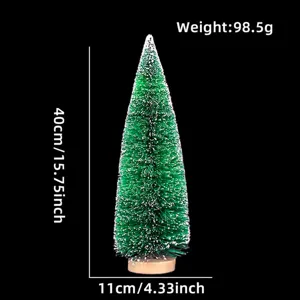 Dettaglio del mini albero di Natale in sisal,aghi di pino innevati con base in legno,40cm.