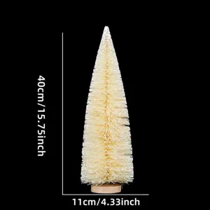 Vista di dettaglio del mini albero di Natale, design floccato di neve con base in legno.