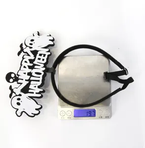 Dettaglio fascia per animali di Halloween con cinturino elastico regolabile e decorazione fantasma