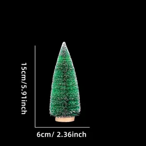Dettaglio ravvicinato del mini albero di Natale verde innevato con base in legno.
