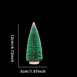 Vista dettagliata del mini albero di Natale, ago di pino innevato con base in legno per decoro.