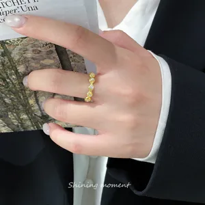 S925 Silber Vintage gebürsteter stapelbarer Ring mit runden und Tropfensteinen Detailansicht.