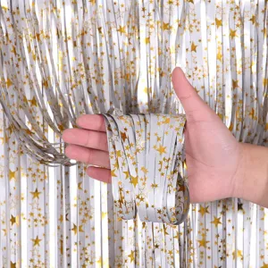 Nahaufnahme Detailansicht des glänzenden silbernen Lametta Vorhangs mit goldenen Sternen.