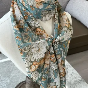 Detailansicht des Vintage Blumen-Chiffonschals für Damen mit Goldfäden, eleganter Halswärmer.